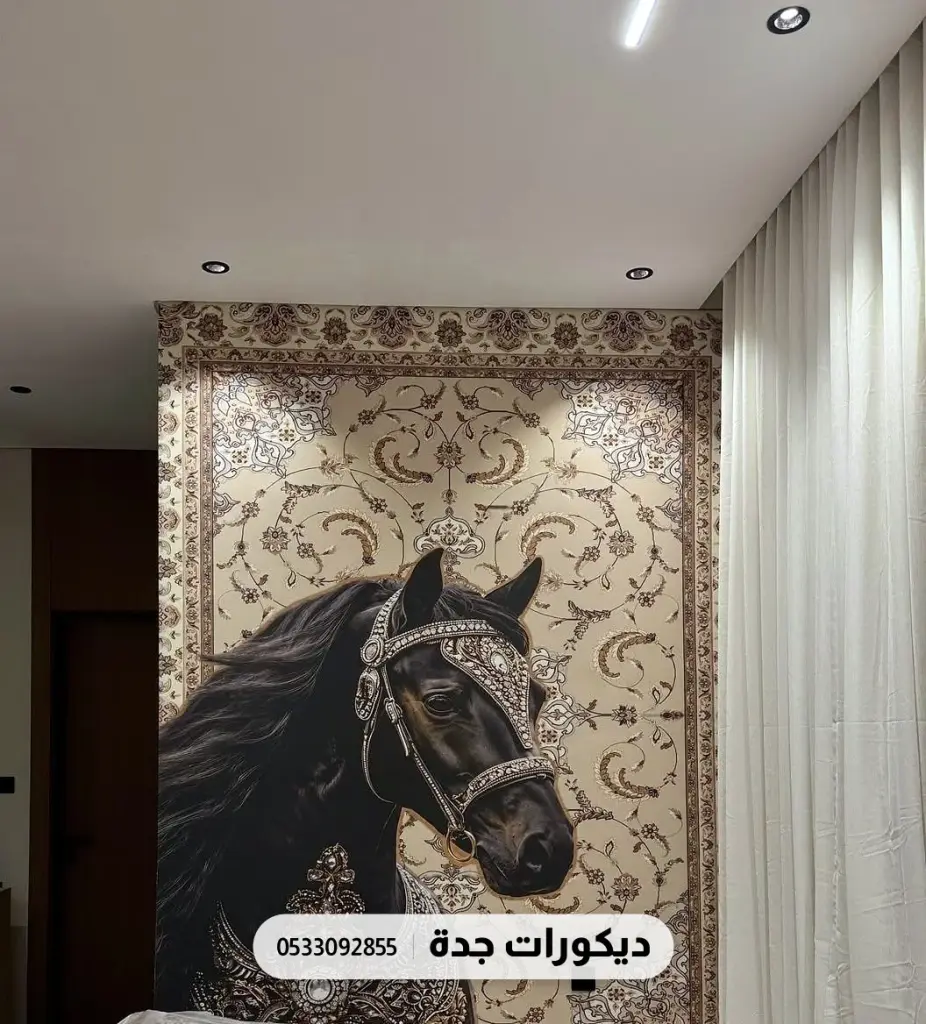 جدارية حصان أسود داخل إطار زخارف ذهبية وبيج