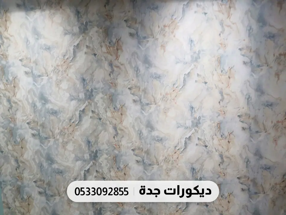 لقطة عرضية للجدار الرخامي الرمادي المزرق بعروق ذهبية