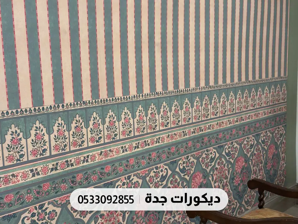 الخطوط الزرقاء والإفريز المزخرف من زاوية أخرى بجانب كرسي خشبي