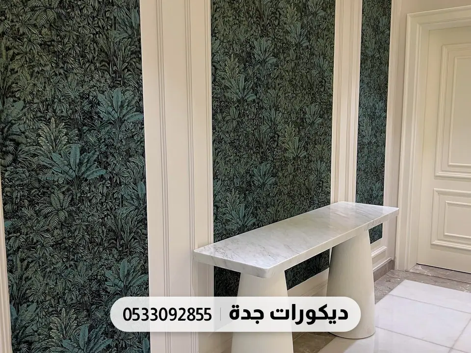 الإطارات المزهرة الداكنة نفسها مع طاولة كونسول بيضاء