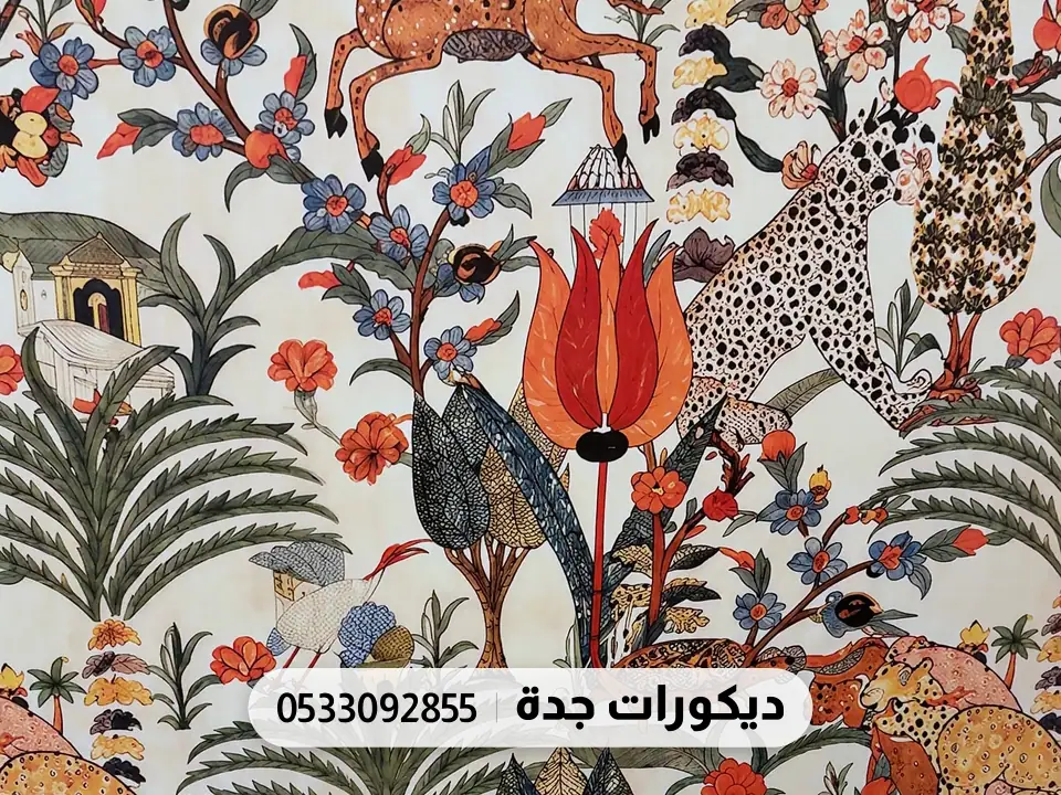 تفاصيل النقش عن قرب: غزال وزهرة توليب حمراء ونمر مرقّط فوق الوزرة
