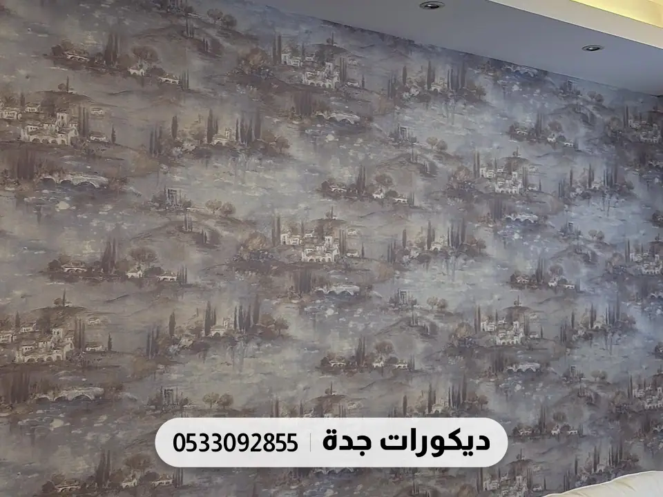 جدار بورق منظر ريفي بدرجات الرمادي فوق كنبة فاتحة