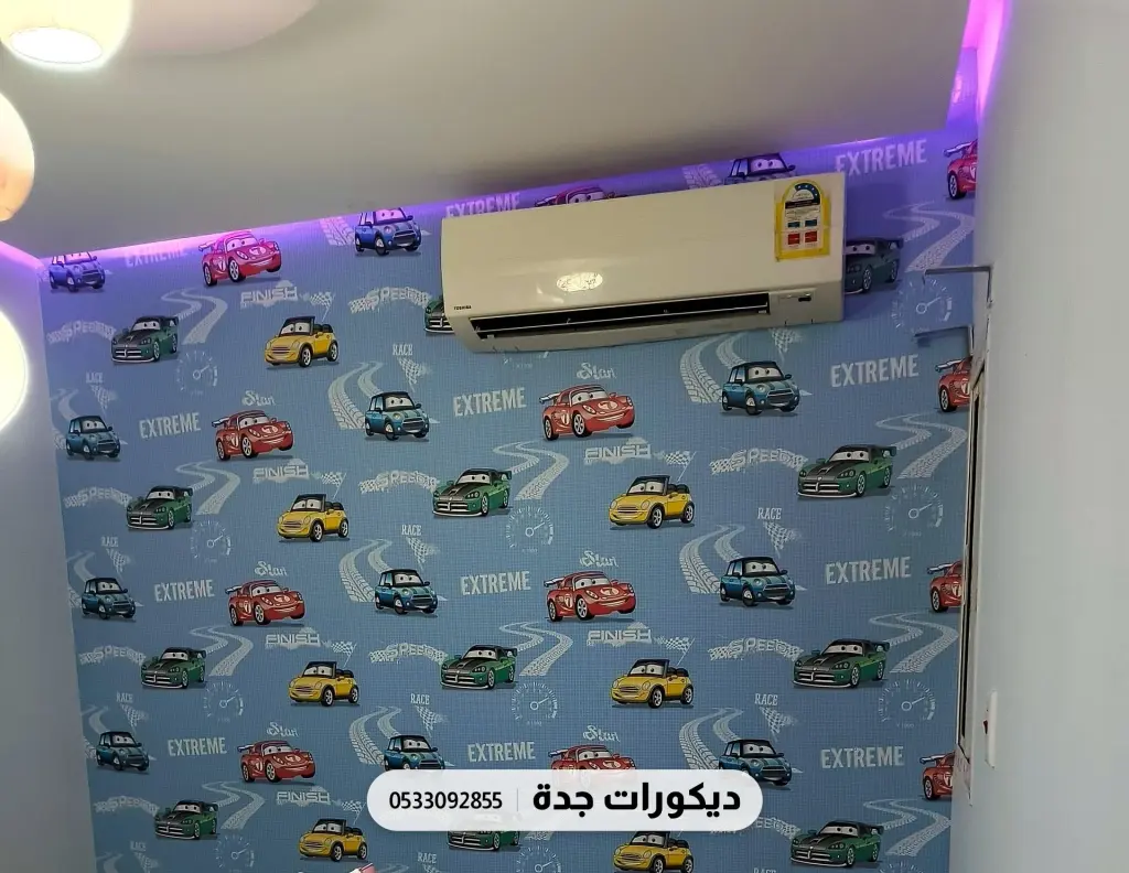جدار غرفة طفل بورق أزرق برسومات سيارات ملوّنة