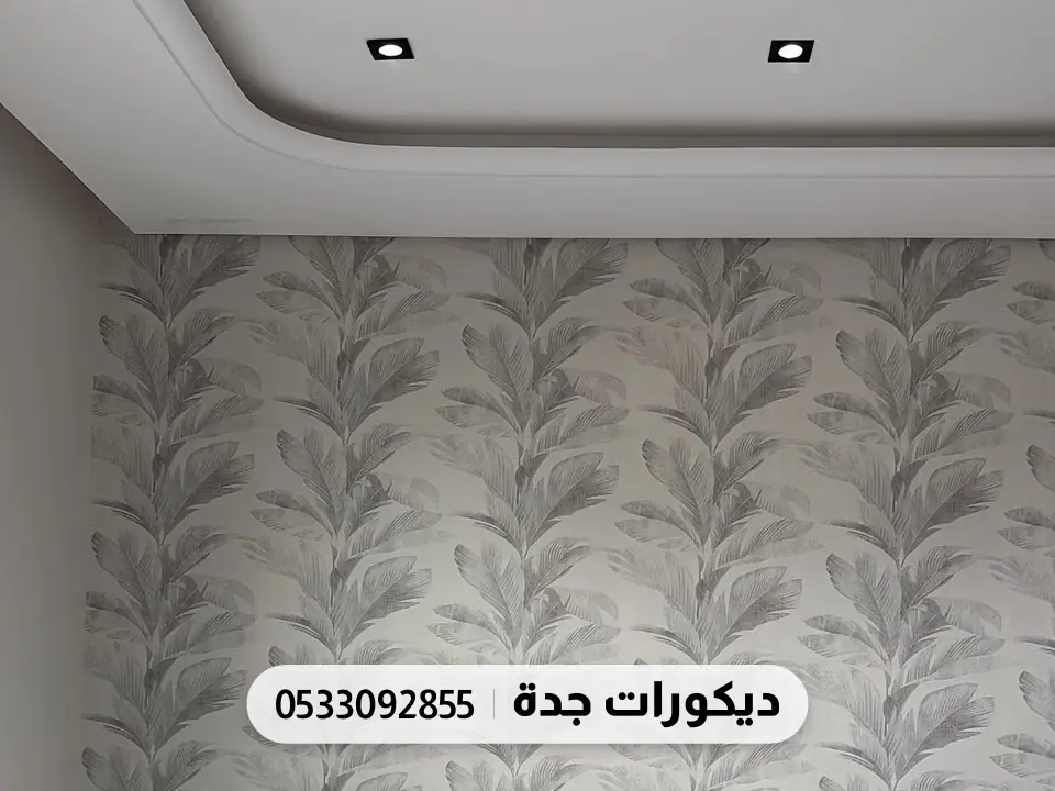 جدار خلف السرير بورق أوراق رمادية فاتحة متكررة