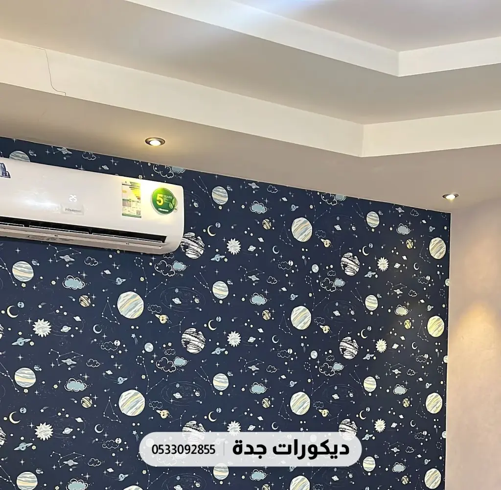 جدار بورق كواكب ونجوم بيضاء على خلفية كحلية فوق كنبة