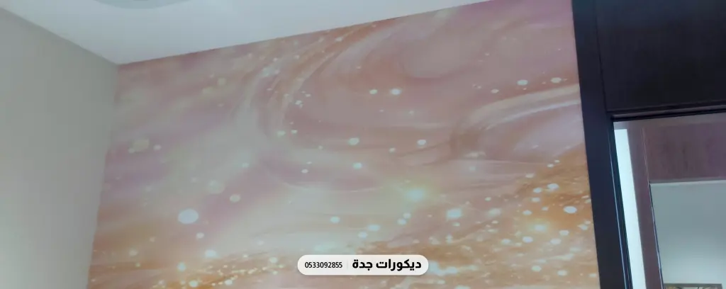 جدار بورق رخامي وردي تتخلله لمعة ذهبية