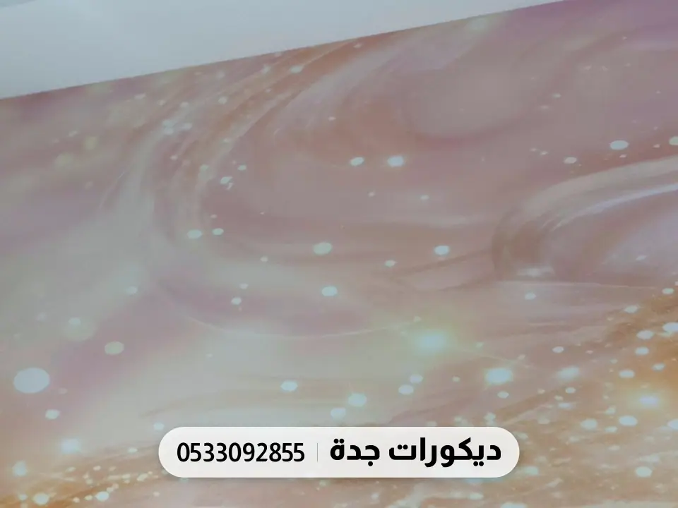 جدار بورق رخامي وردي تتخلله لمعة ذهبية