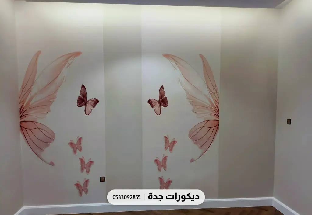 جدار فاتح عليه أجنحة وفراشات وردية متقابلة فوق وزرة بيضاء