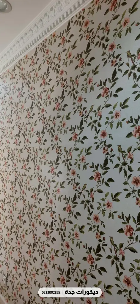 جدار طويل بورق أزهار وأوراق صغيرة على خلفية بيضاء
