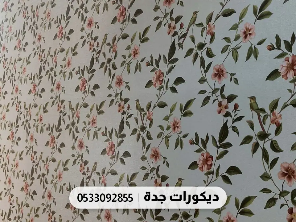 جدار طويل بورق أزهار وأوراق صغيرة على خلفية بيضاء
