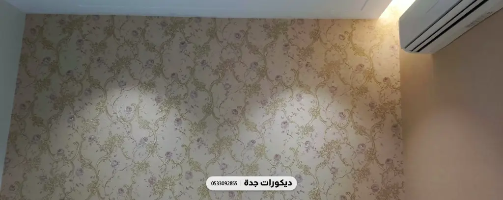 جدار غرفة بورق بنقش دمشقي ناعم بألوان فاتحة