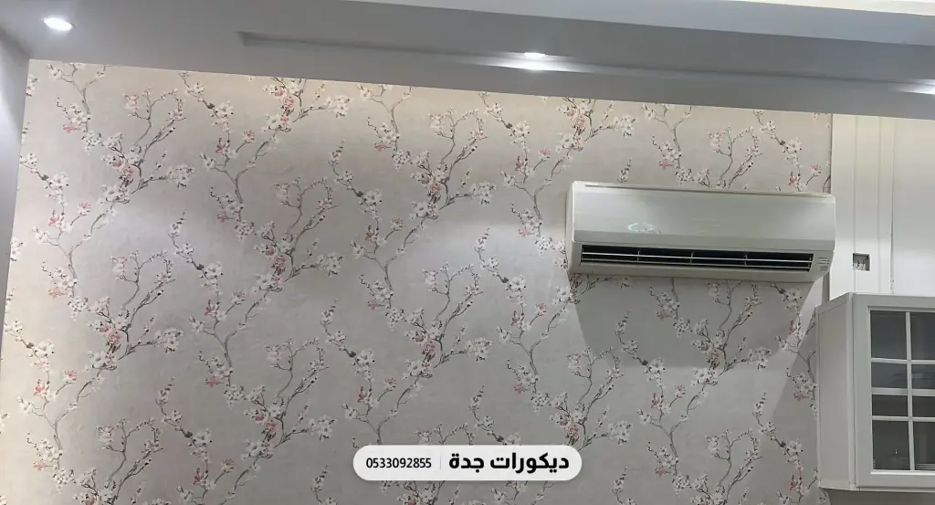 جدار مطبخ بورق زهور بيضاء ناعمة فوق الخزائن وبجانب المكيف