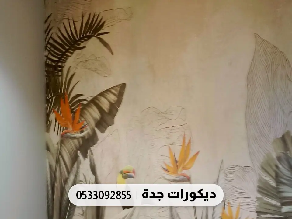 لقطة أخرى لجدارية الأوراق الاستوائية مع زهرة برتقالية وطائر ملوّن