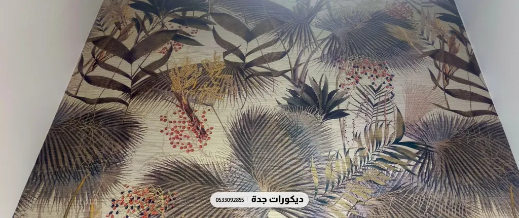 سقف مطبوع بأوراق استوائية داكنة وزهور صغيرة