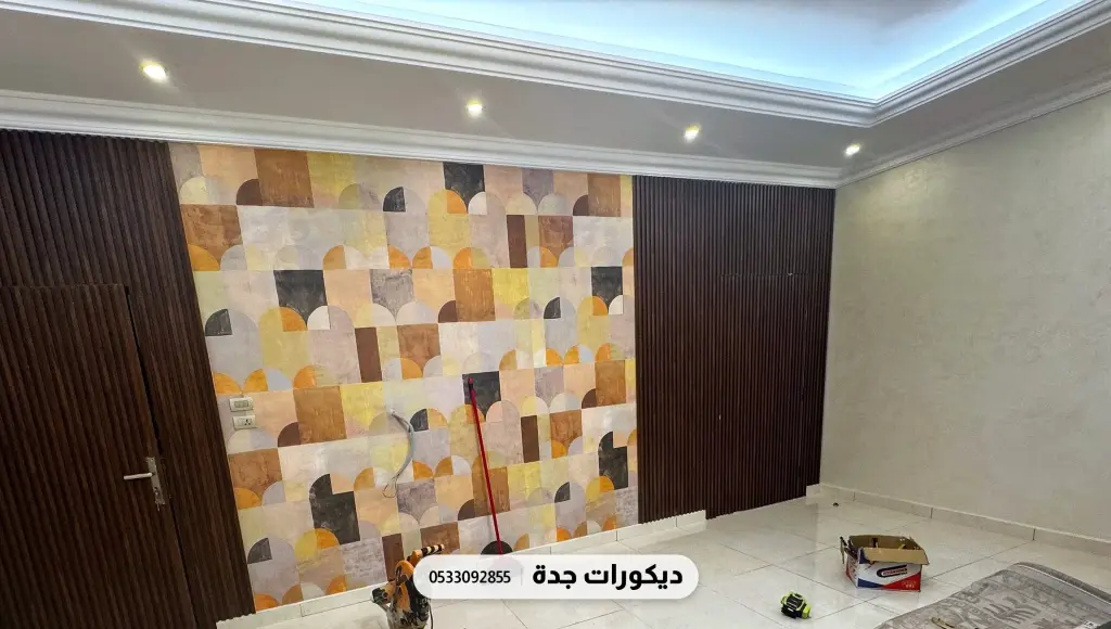 جدار بمربعات هندسية بألوان دافئة بين بابين خشبيين