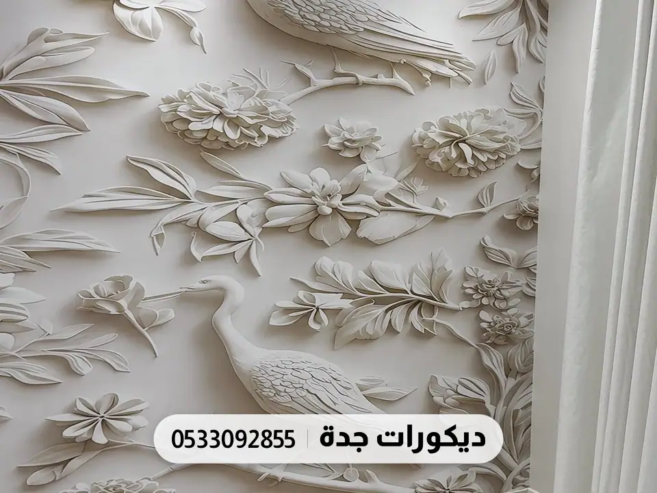 جدار بورق زهور وطيور بيضاء تبدو منحوتة بارزة